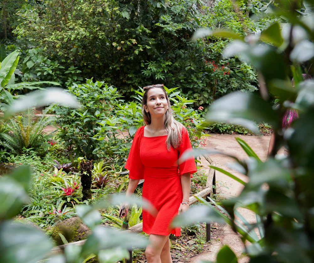 Visitante na trilha do espaço Borboletas e Beija-flores, no Parque das Aves