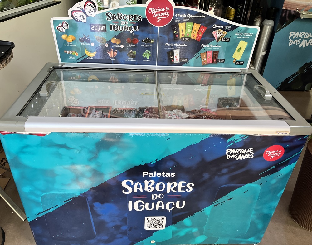 Freezer com picolés produzidos na região de Foz do Iguaçu