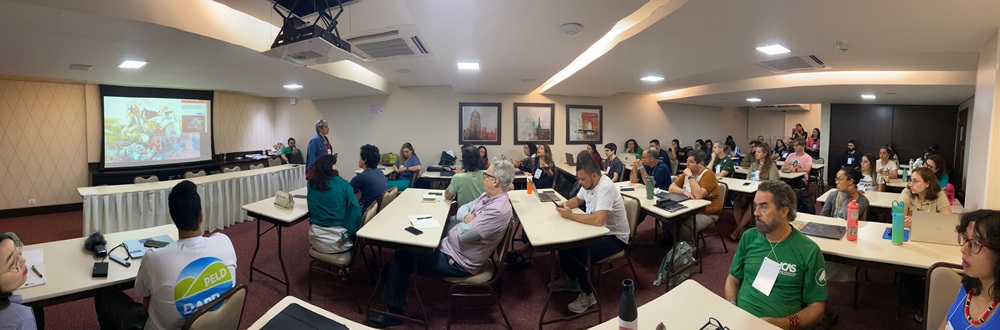 Equipe reunida no encontro de comunicação para a conservação em Campo Grande.