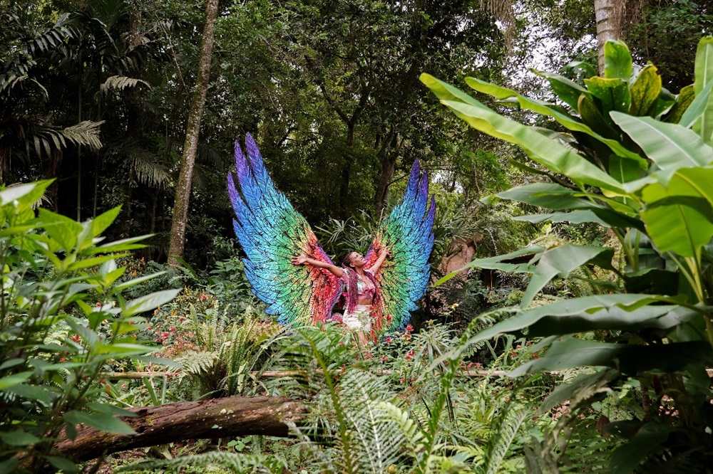 Visitante posando em ponto instagramável do Parque das Aves